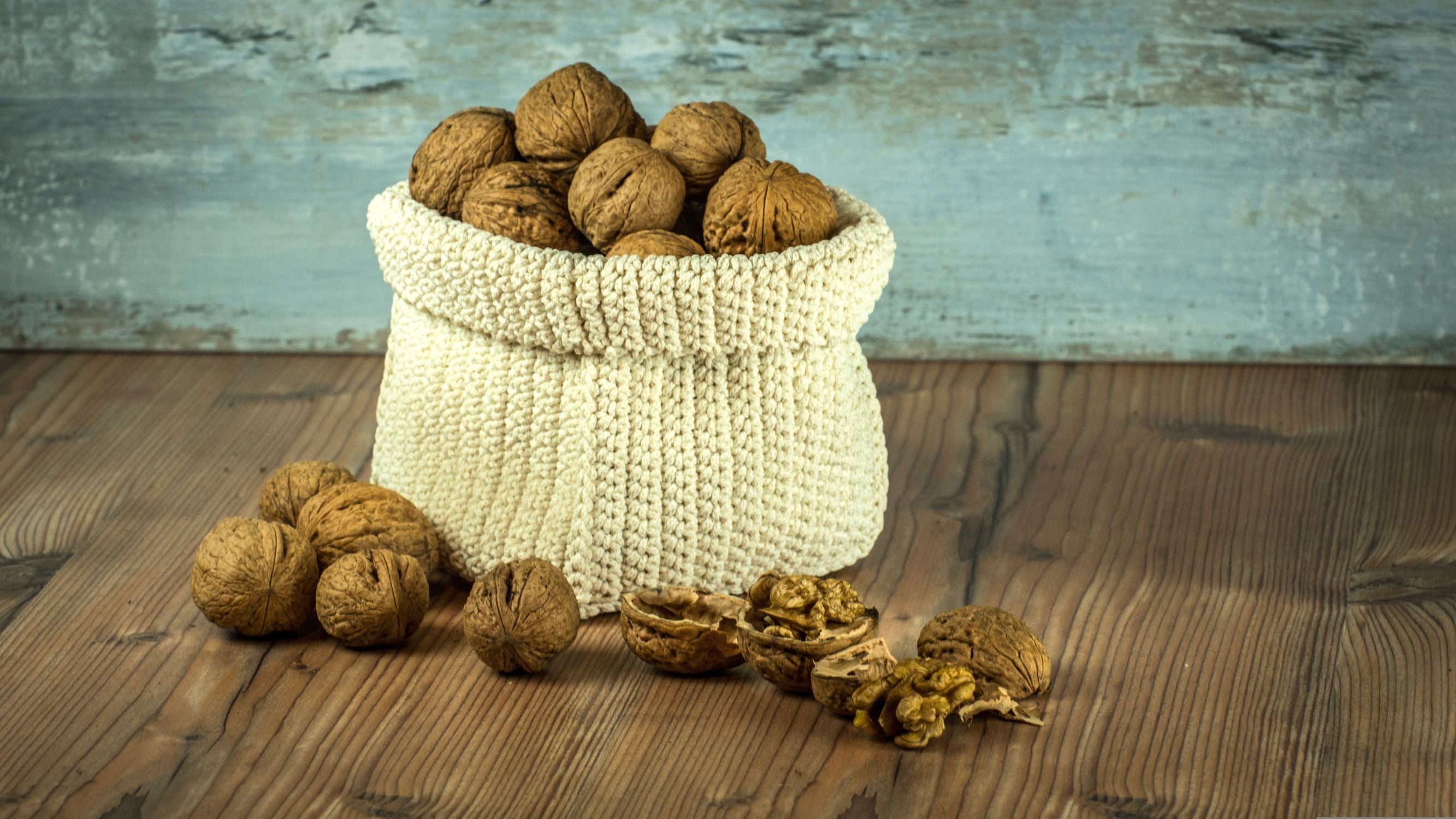 Cast Iron Scrub with Natural Walnut Husks